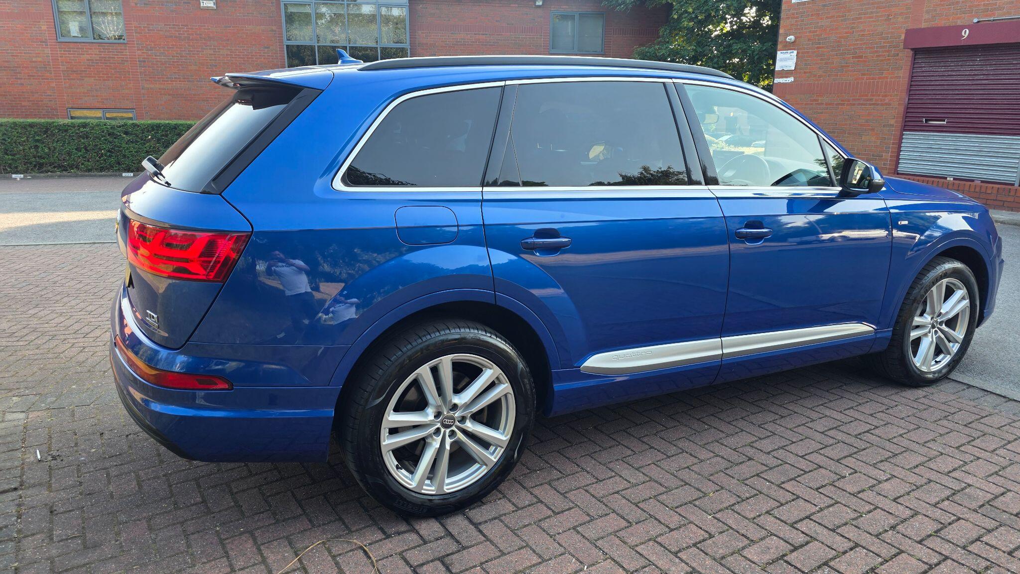 Audi Q7 - Image 12