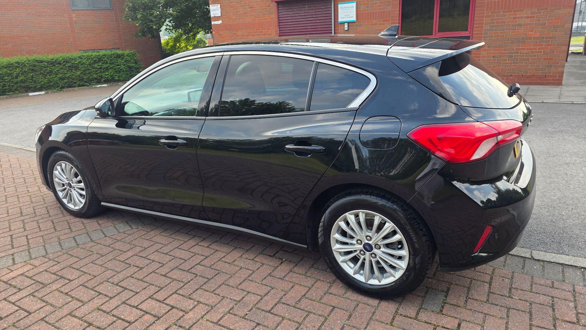 Ford Focus - Image 12