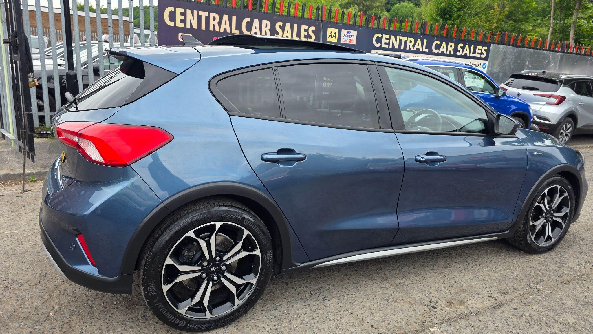 Ford Focus - Image 11