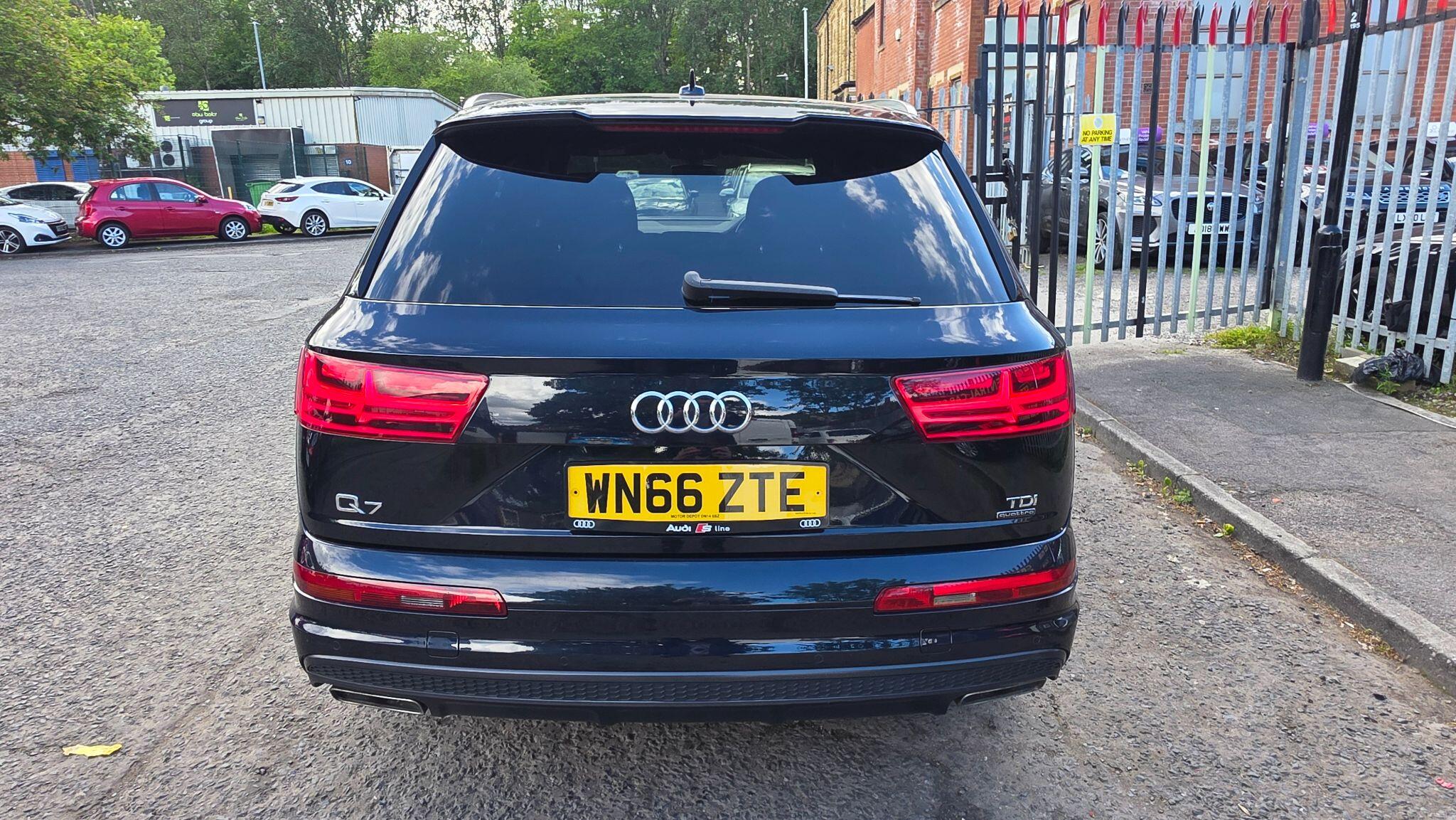 Audi Q7 - Image 12