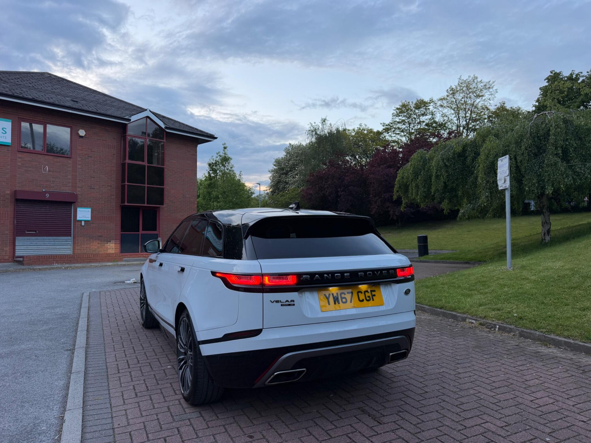 Land Rover Range Rover Velar - Image 18
