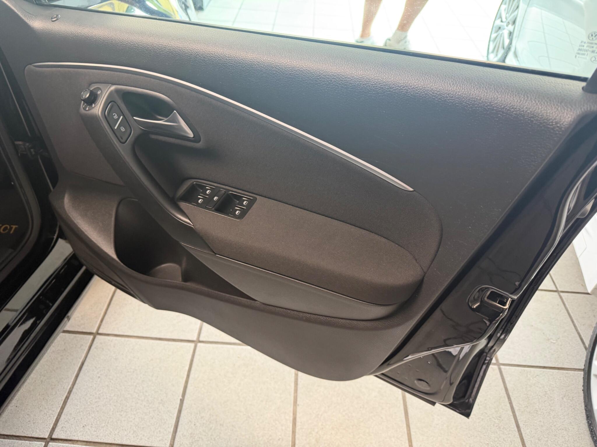 Volkswagen Polo - Image 11