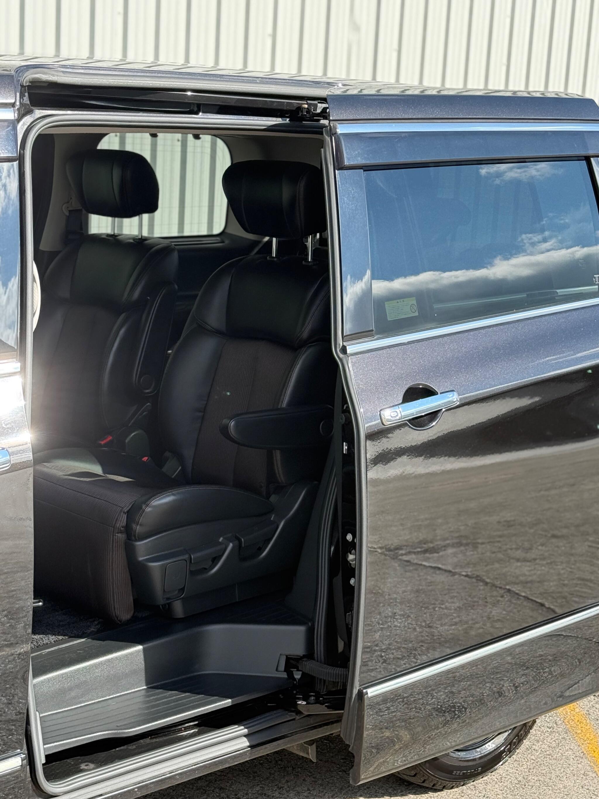 Nissan Elgrand - Image 12