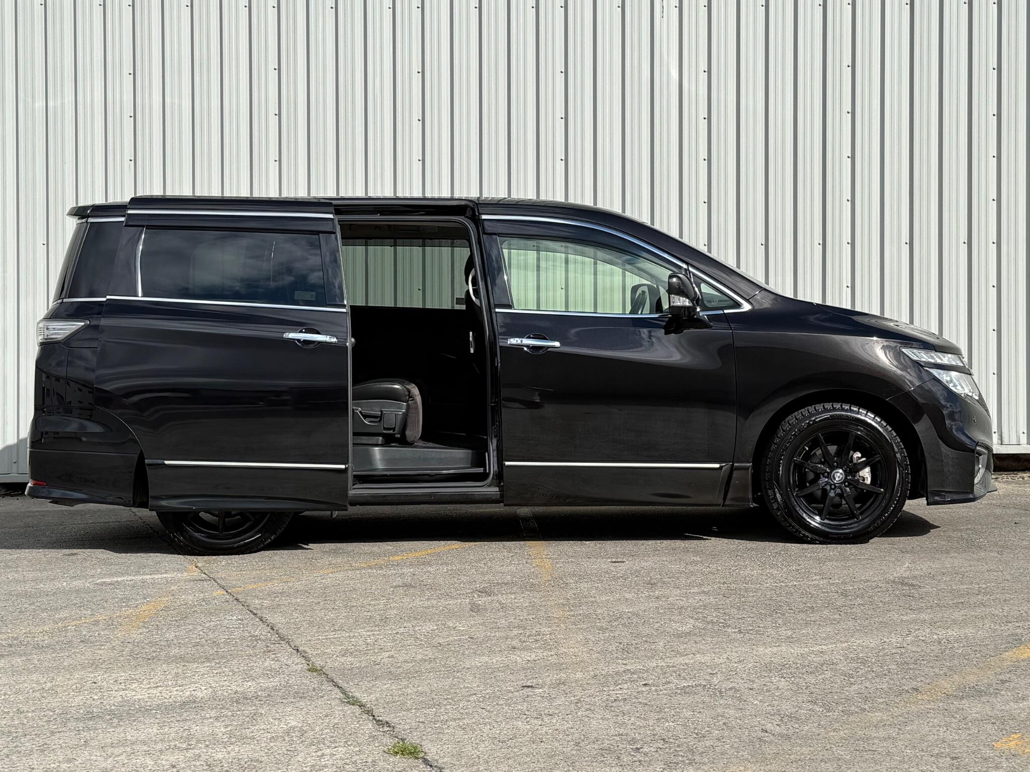 Nissan Elgrand - Image 18