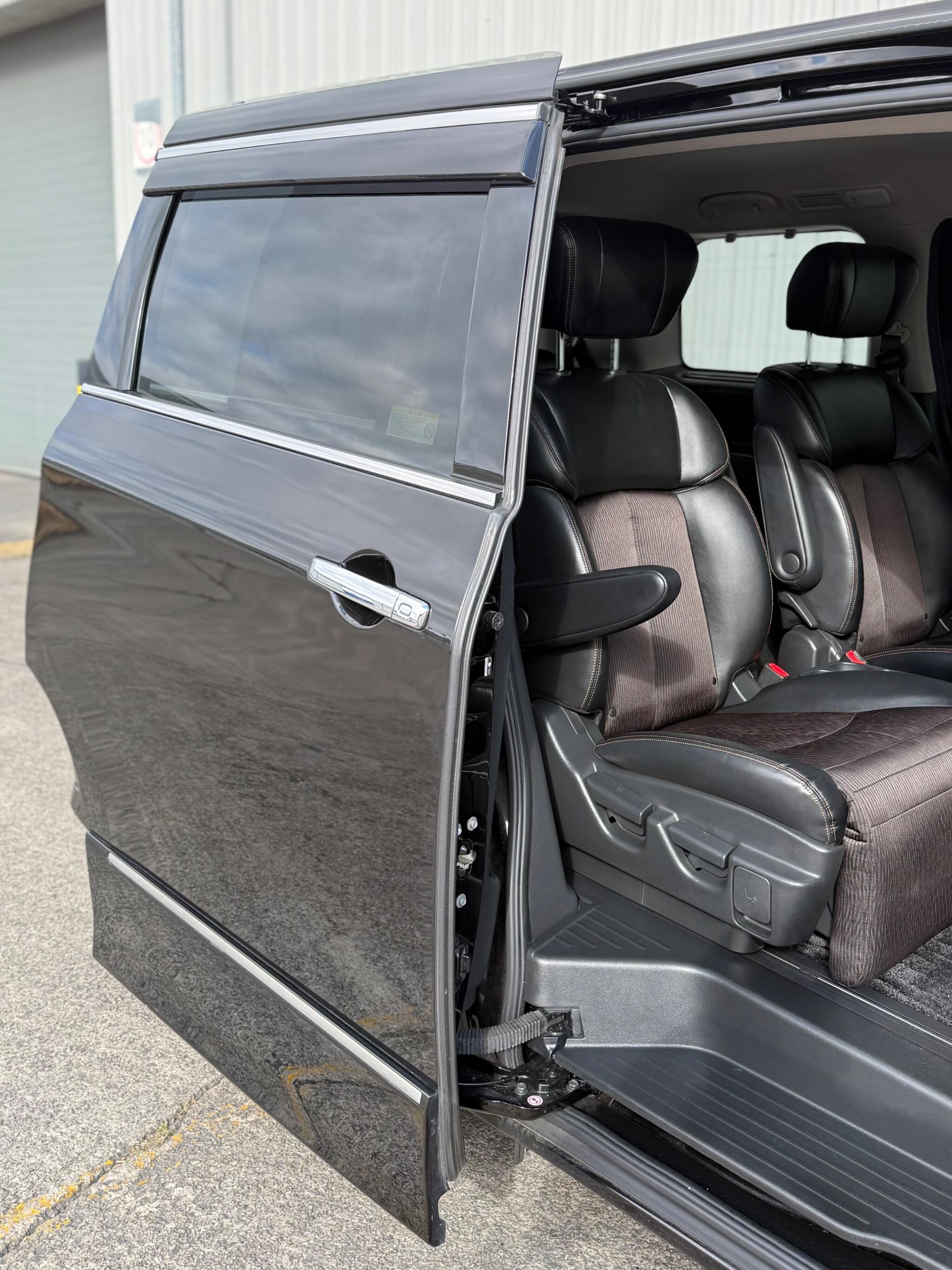 Nissan Elgrand - Image 20