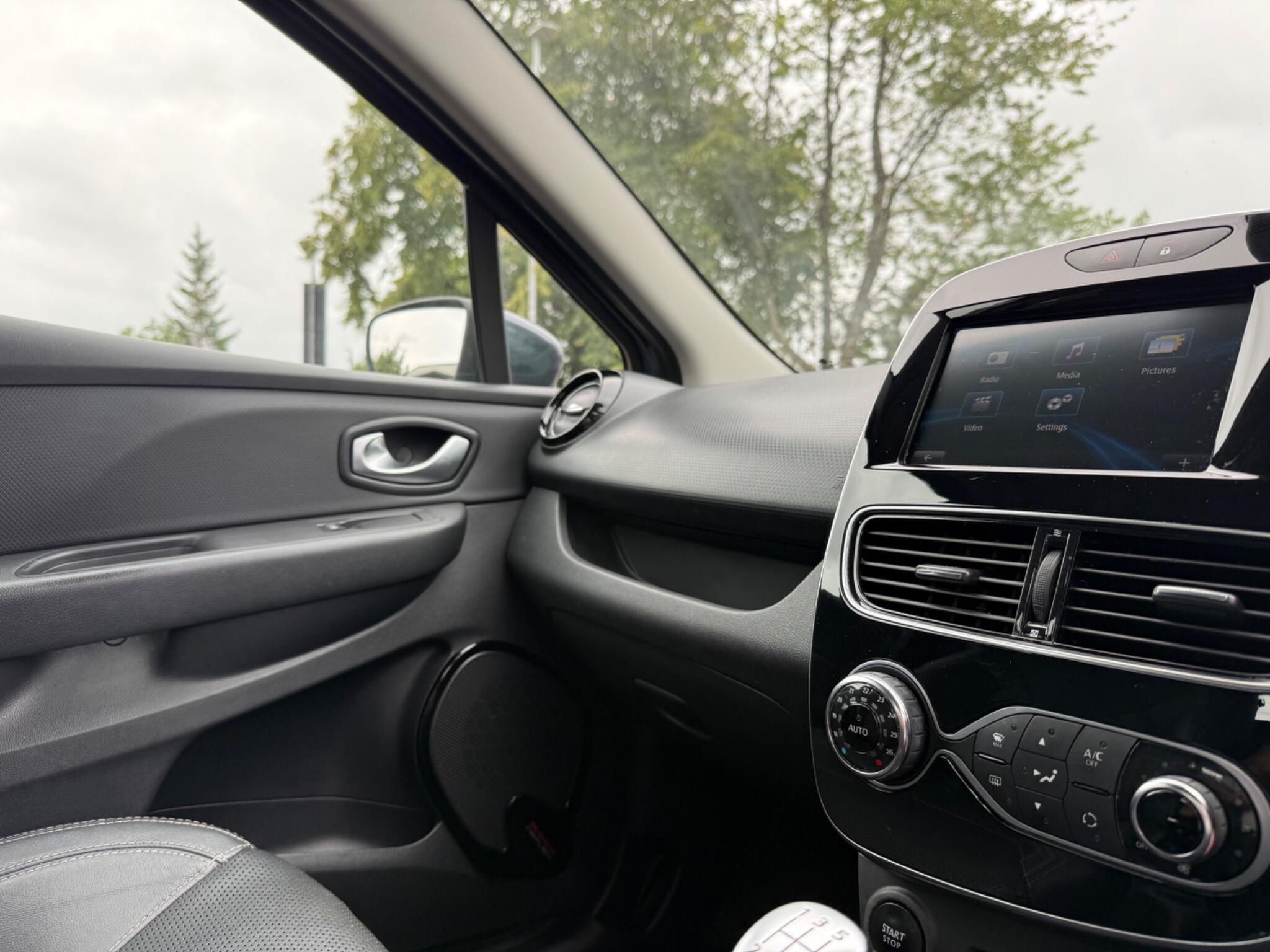 Renault Clio - Image 17