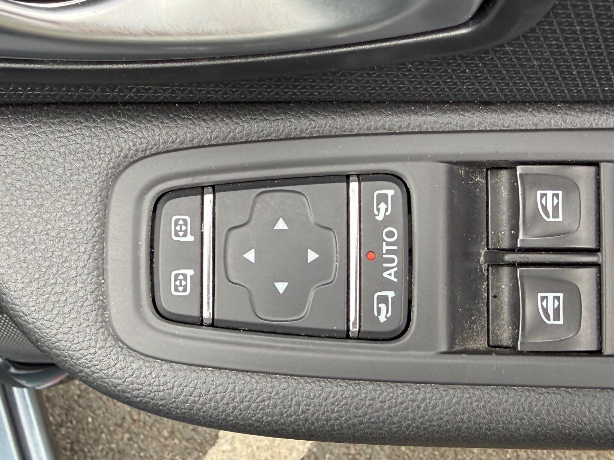 Renault Clio - Image 25