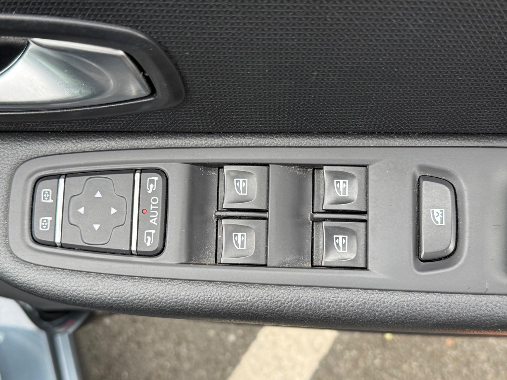 Renault Clio - Image 26