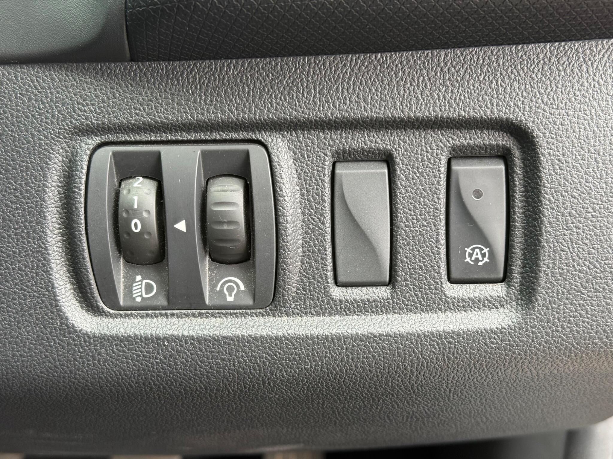 Renault Clio - Image 27