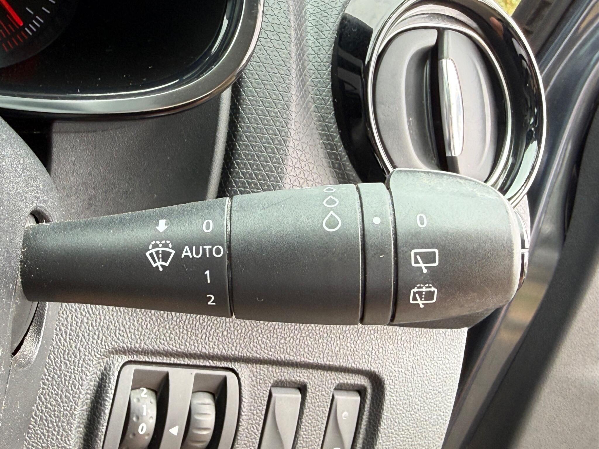 Renault Clio - Image 32