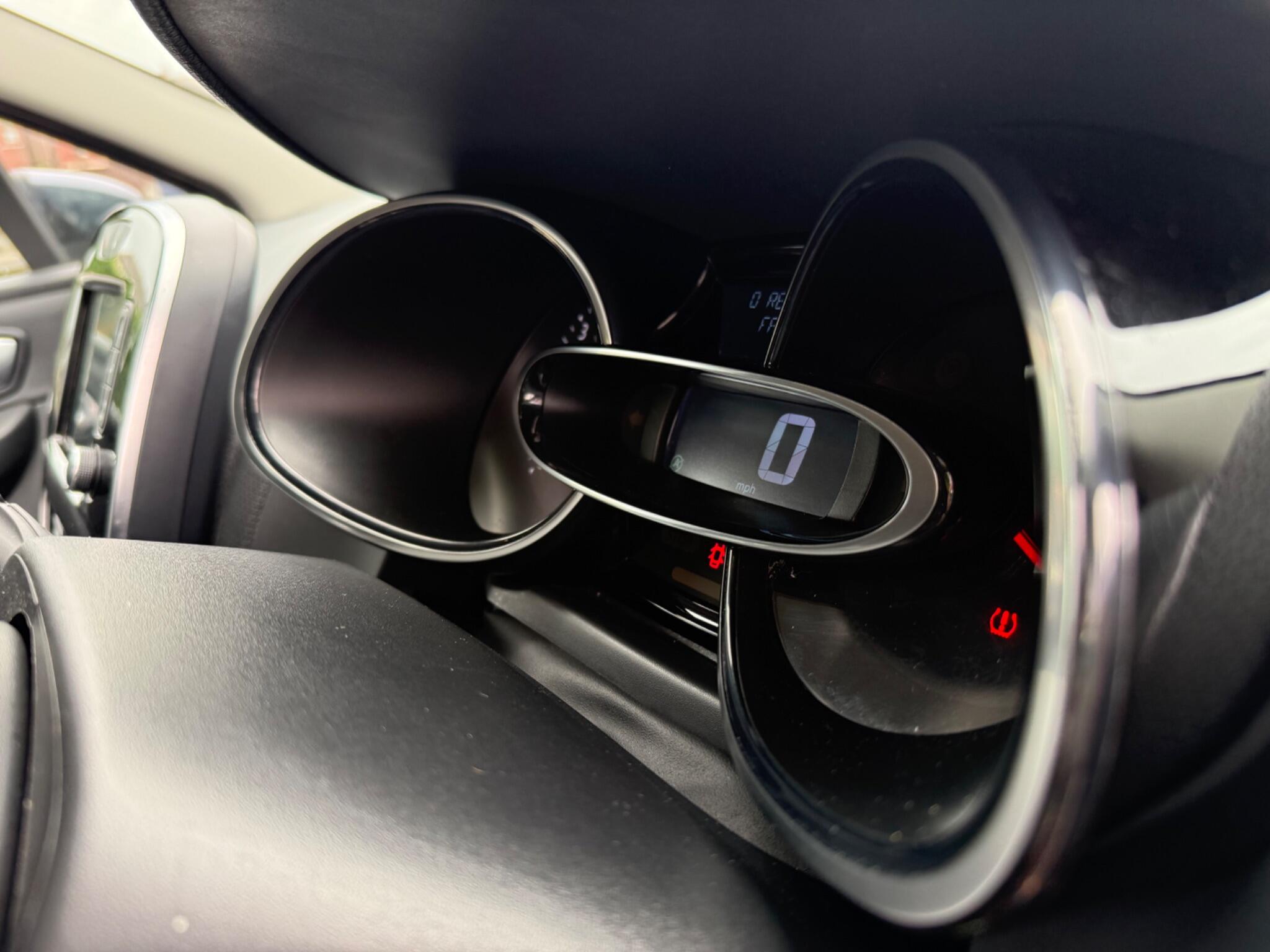 Renault Clio - Image 16