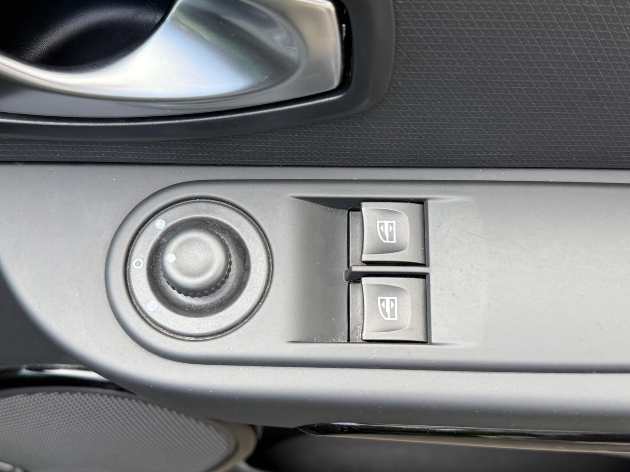 Renault Clio - Image 20