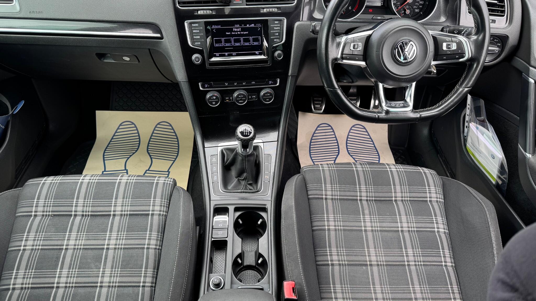 Volkswagen Golf - Image 23