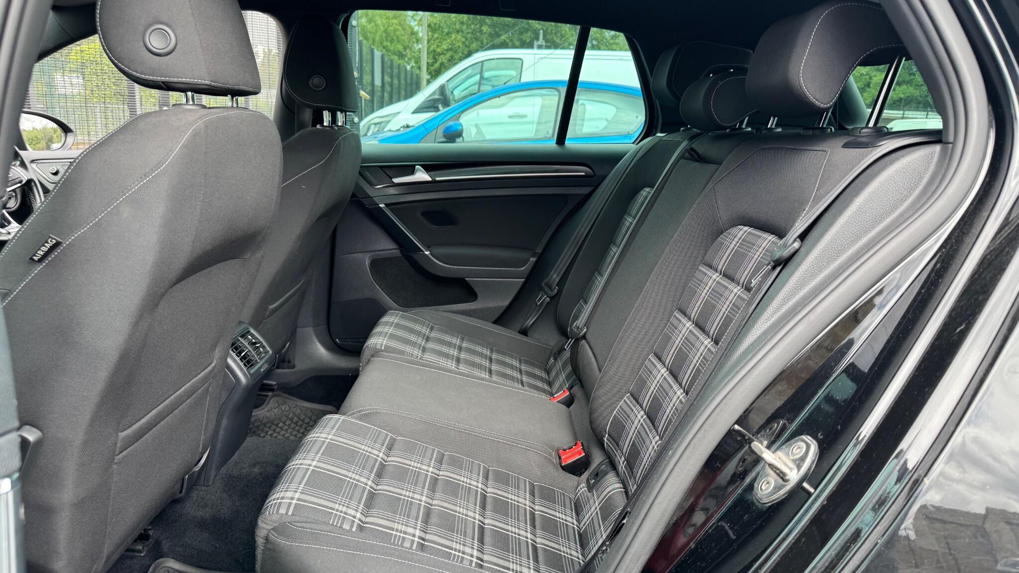 Volkswagen Golf - Image 27