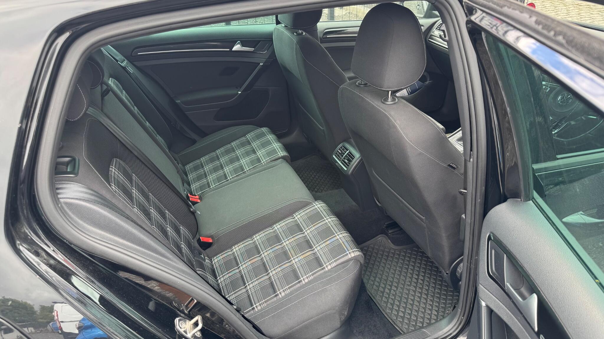 Volkswagen Golf - Image 28