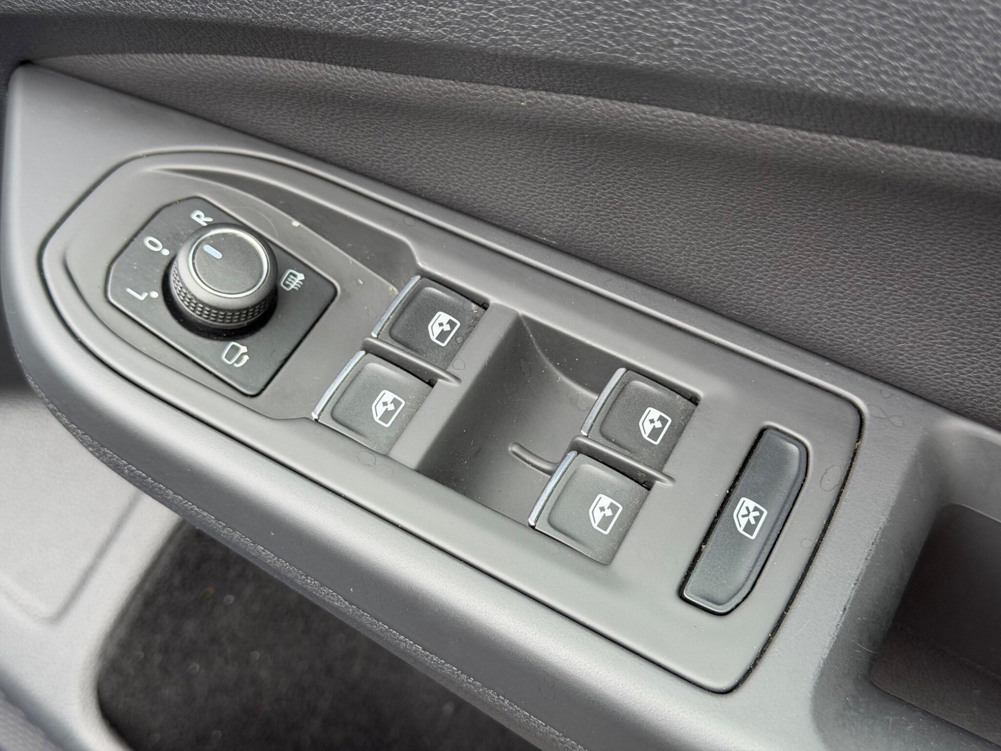 Volkswagen Golf - Image 22