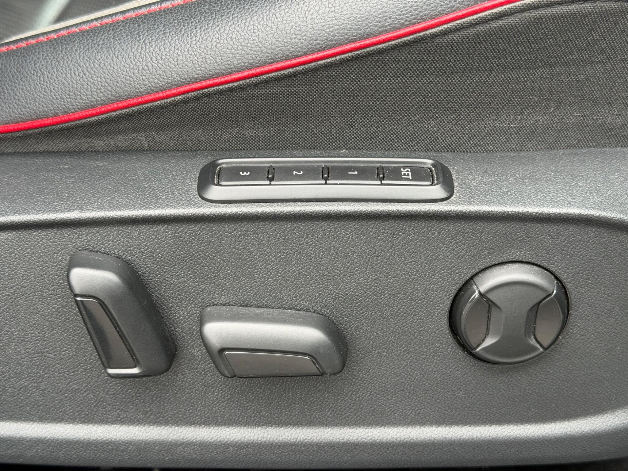 Volkswagen Golf - Image 23