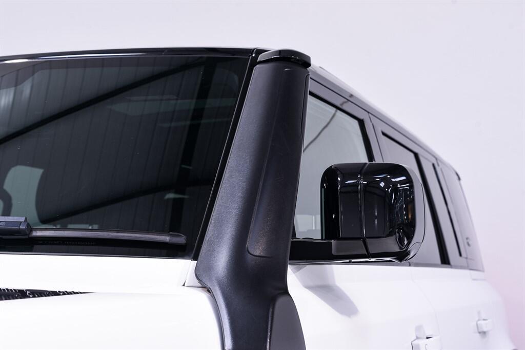 Land Rover Defender 110 - Image 11