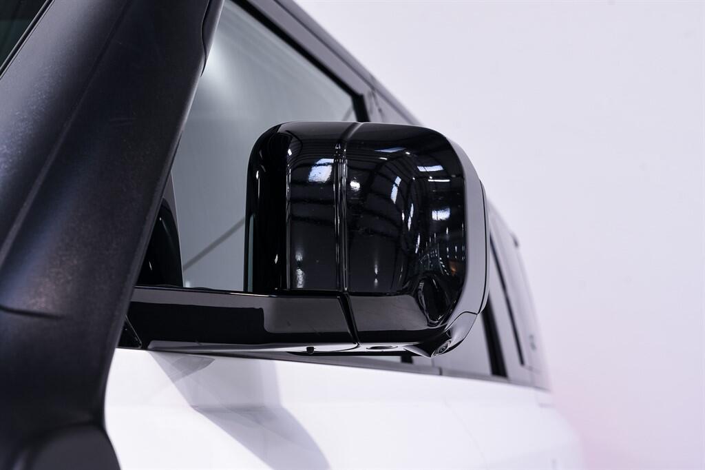 Land Rover Defender 110 - Image 12