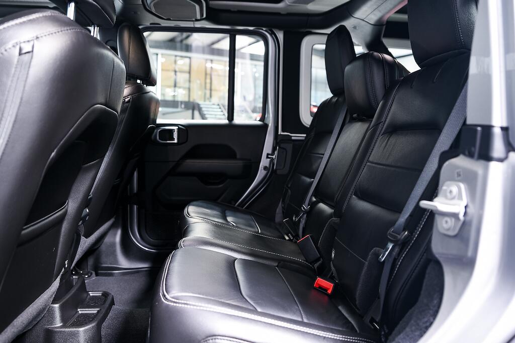 Jeep Wrangler - Image 13