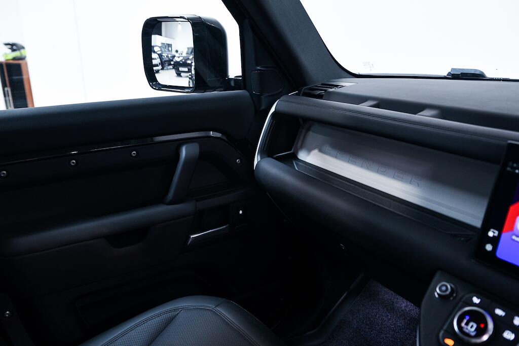 Land Rover Defender 110 - Image 16