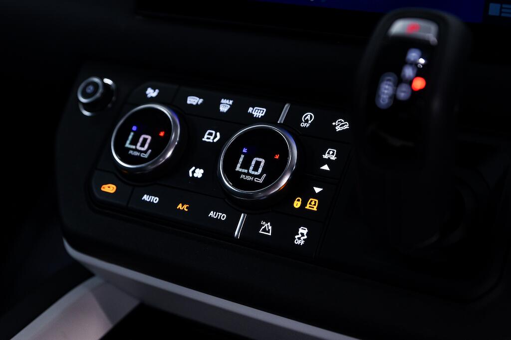 Land Rover Defender 110 - Image 17
