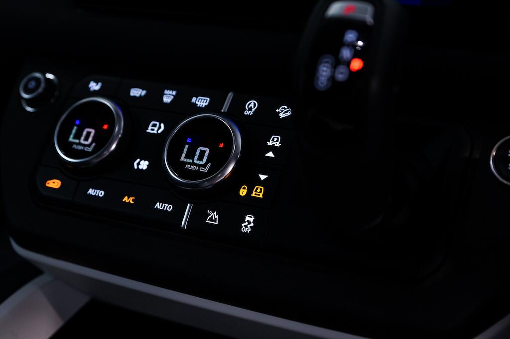 Land Rover Defender 110 - Image 18