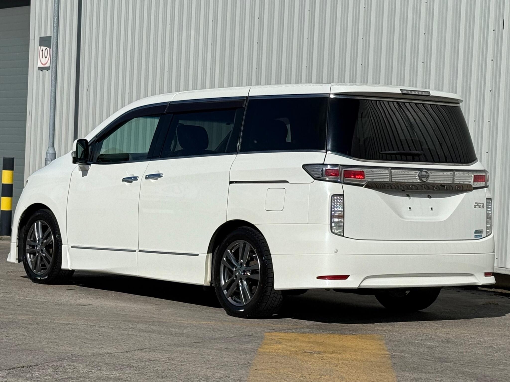 Nissan Elgrand - Image 18