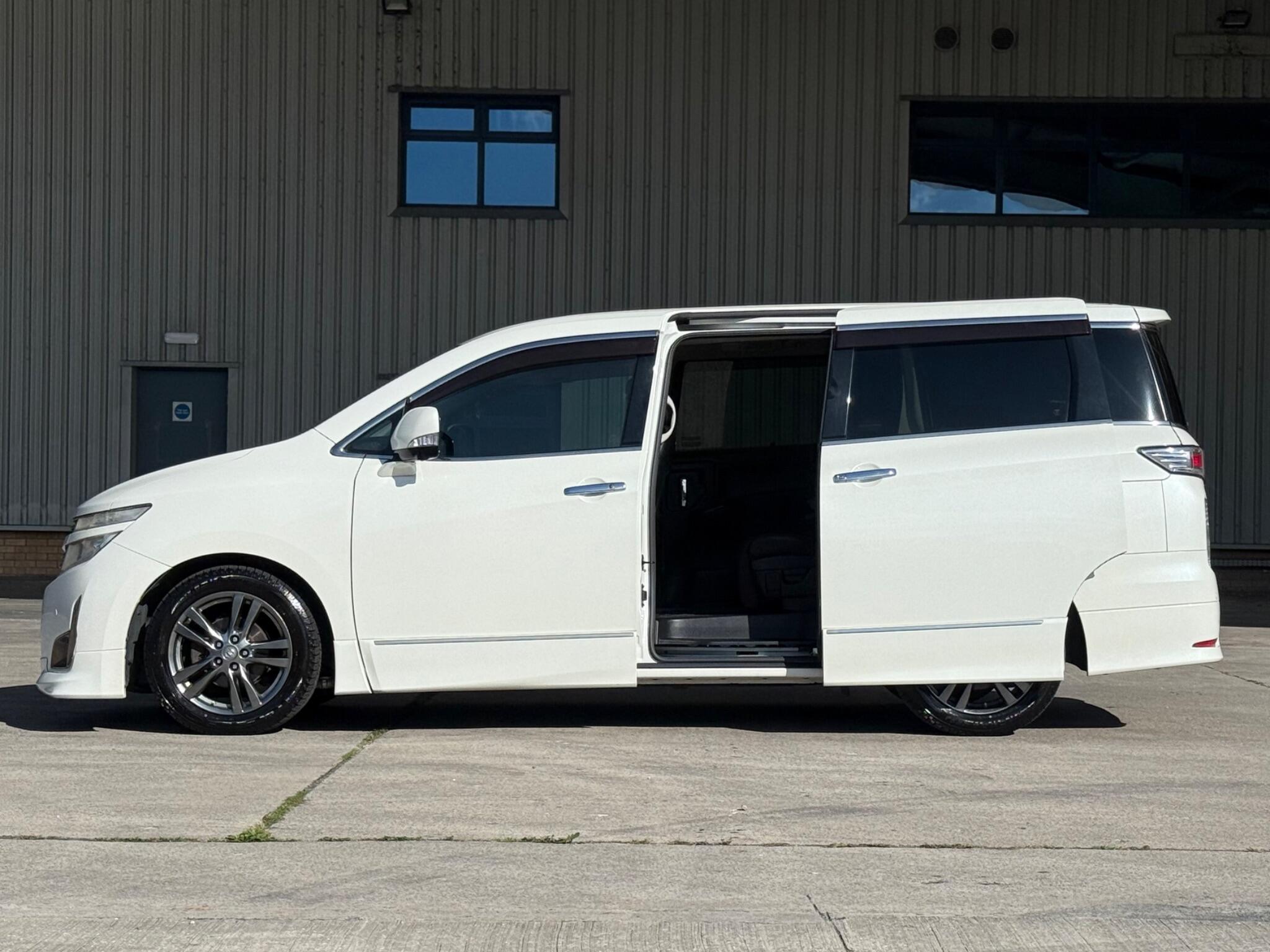 Nissan Elgrand - Image 18