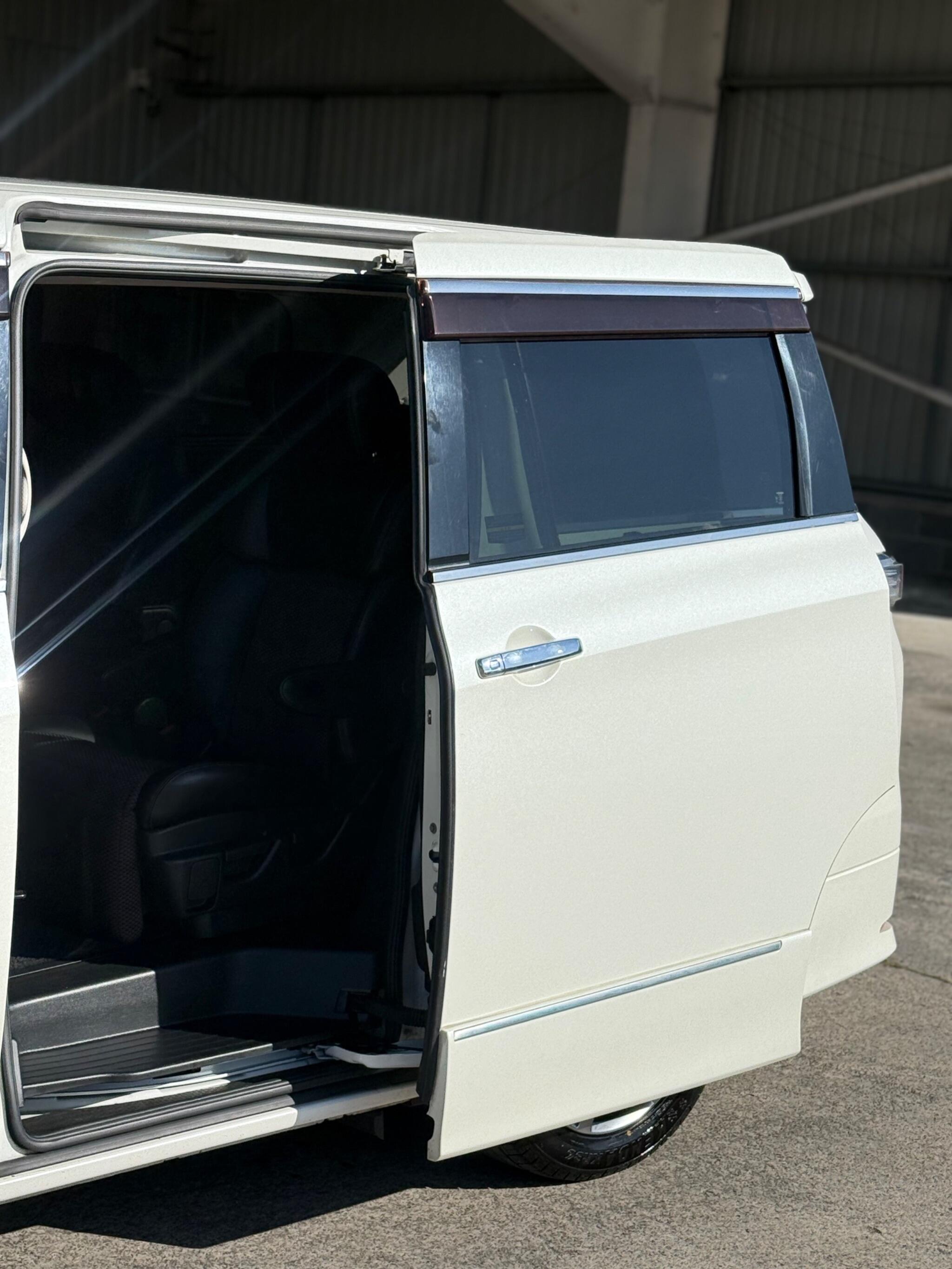 Nissan Elgrand - Image 19