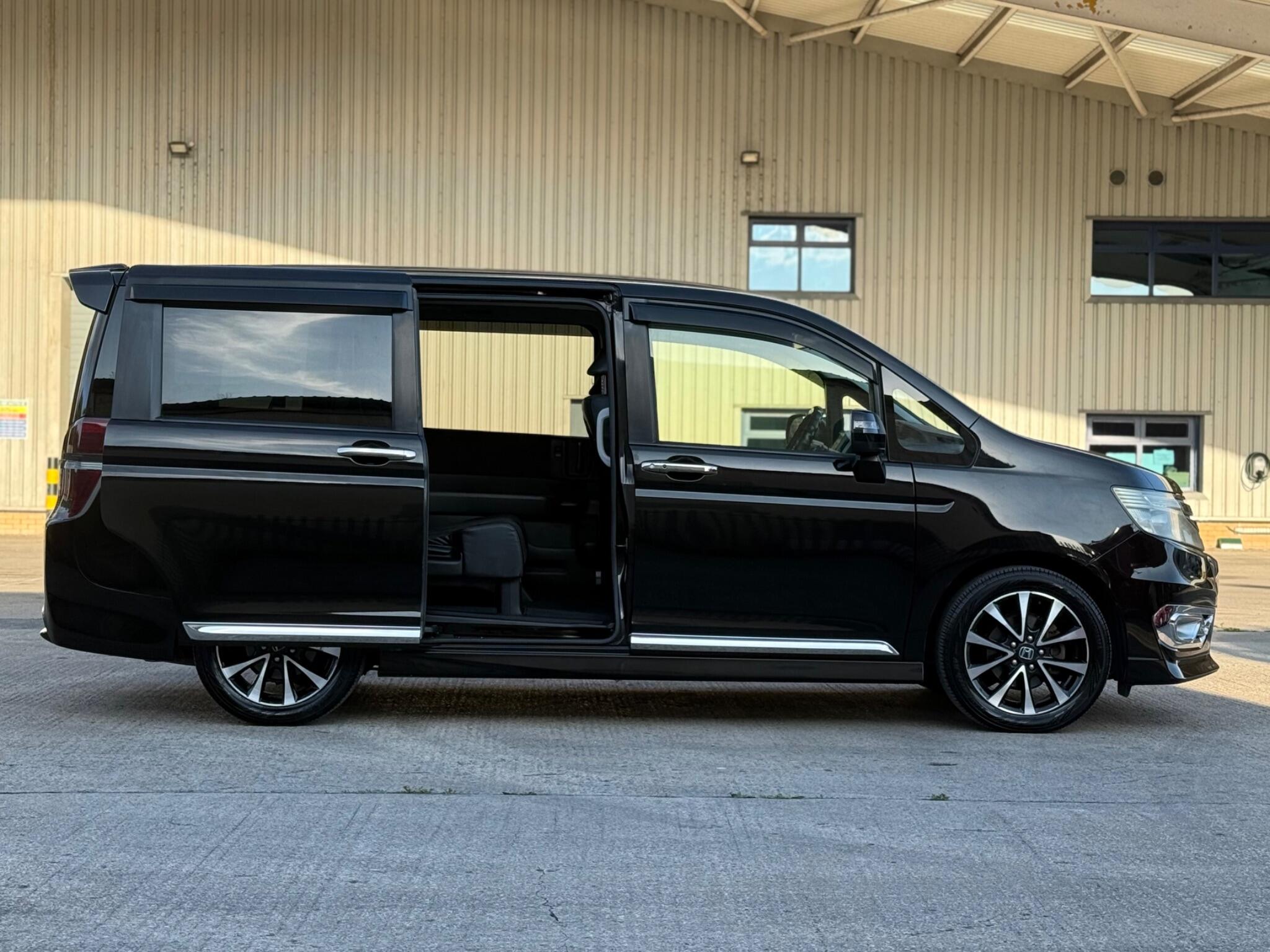 Honda Stepwagon - Image 11