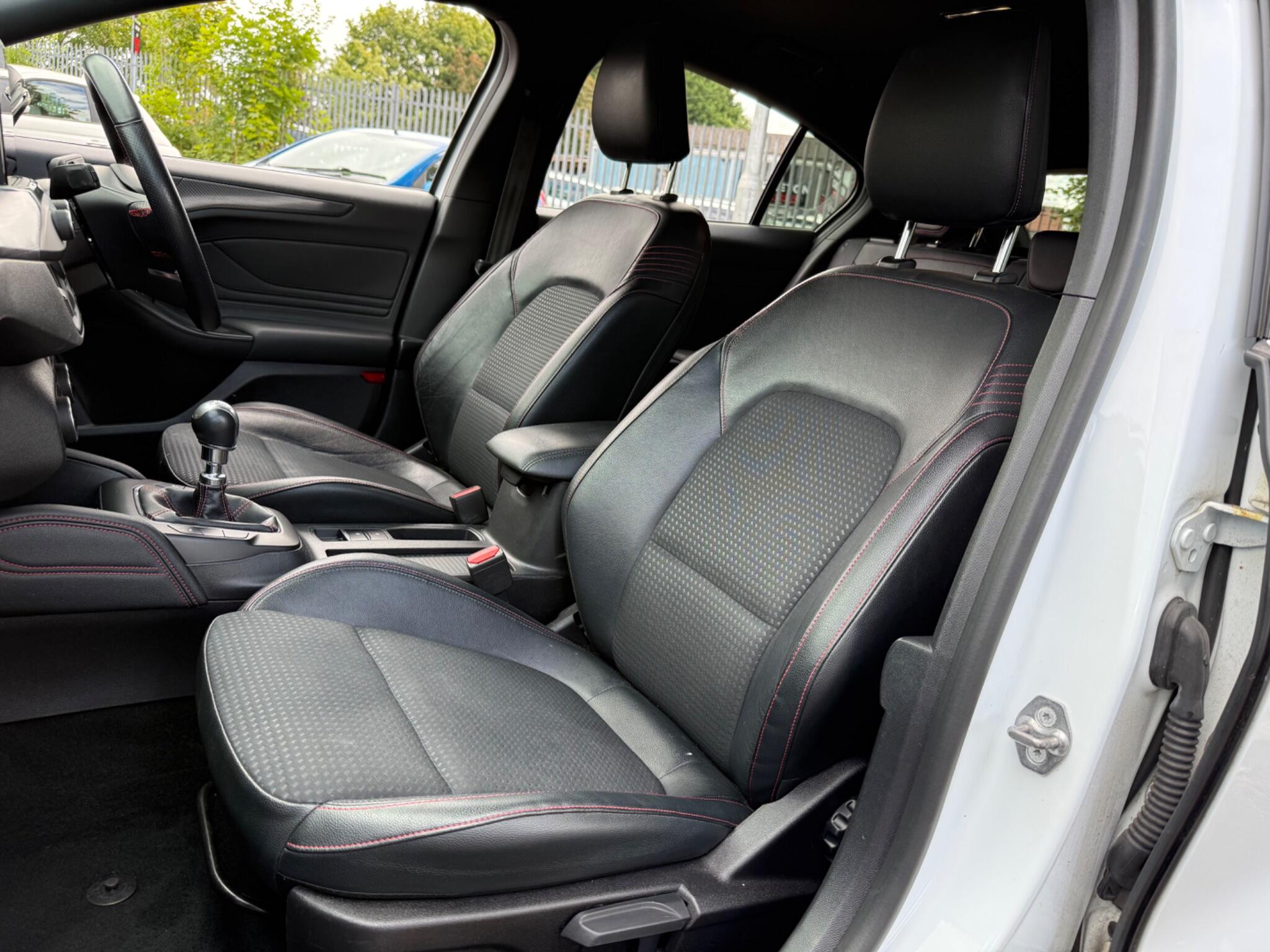 Ford Focus - Image 13