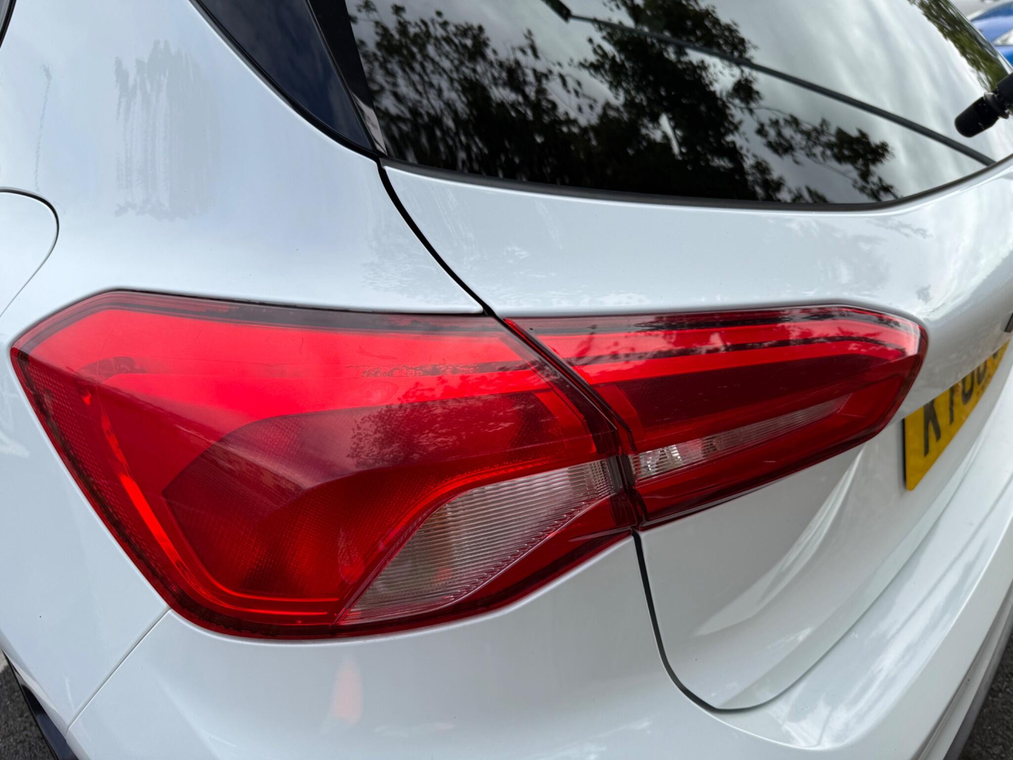 Ford Focus - Image 16