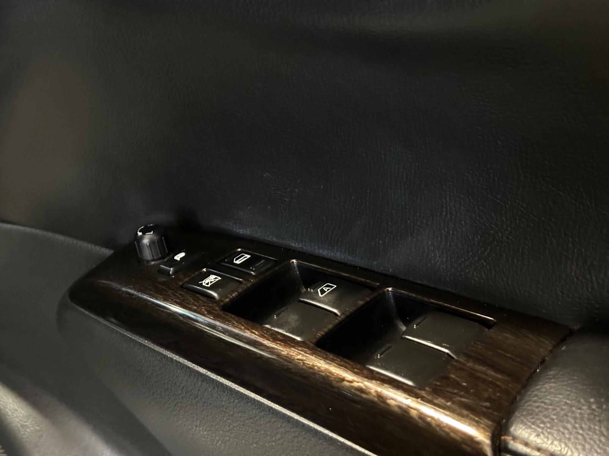 Nissan Elgrand - Image 12