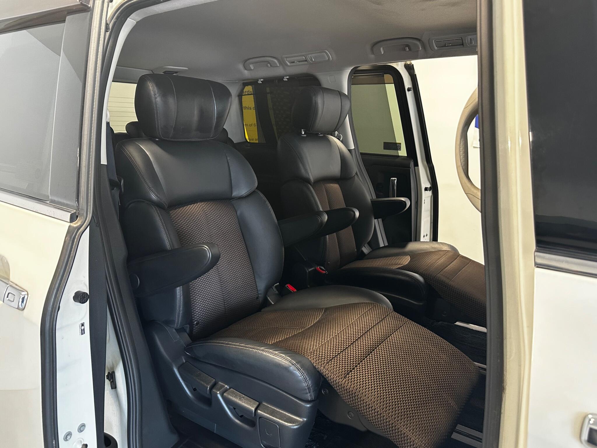Nissan Elgrand - Image 18