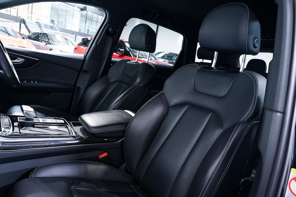 Audi Q7 - Image 12