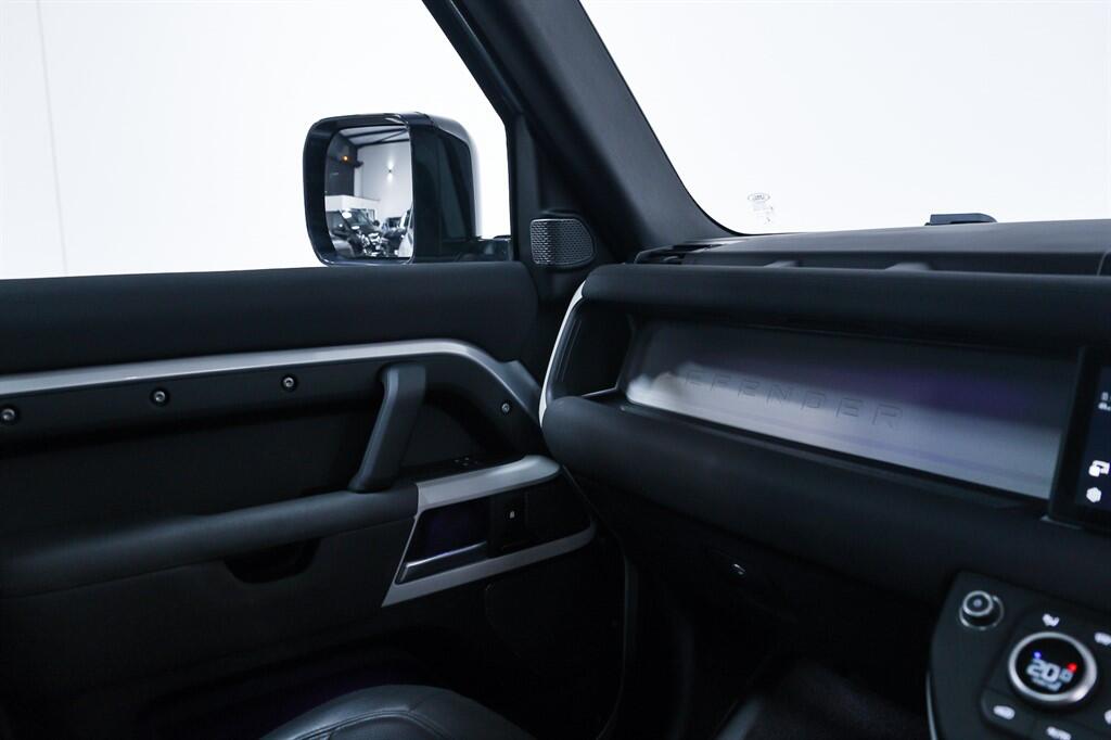 Land Rover Defender 110 - Image 17