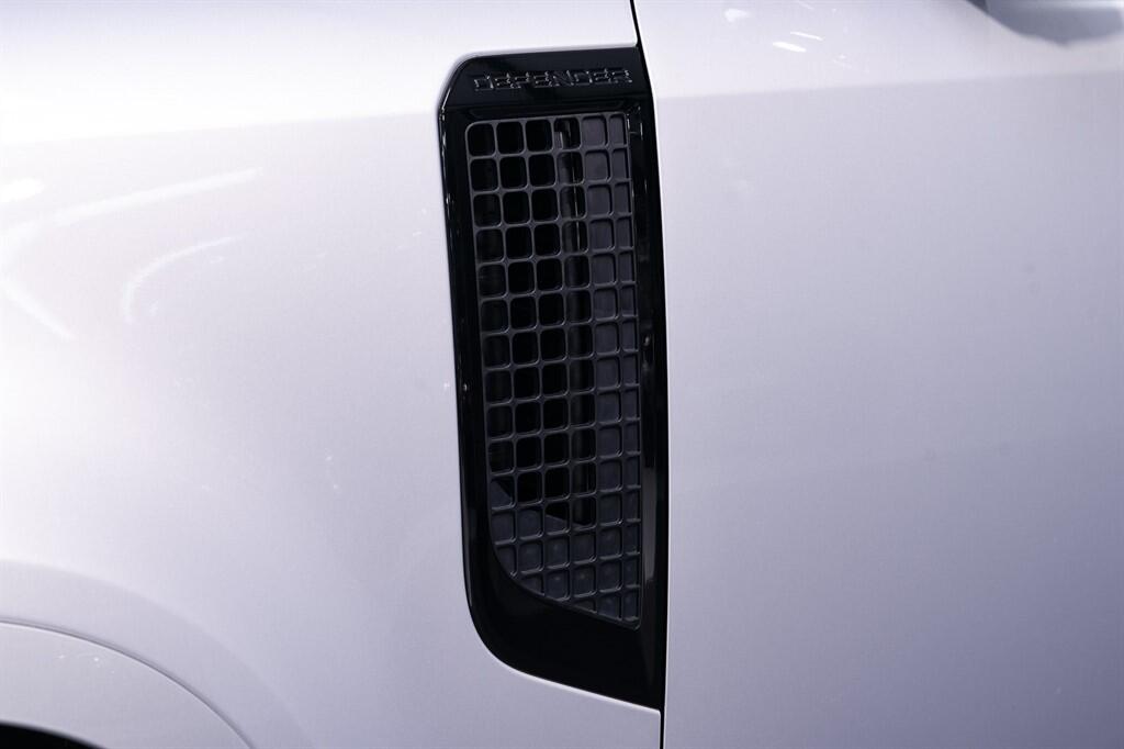 Land Rover Defender 110 - Image 18