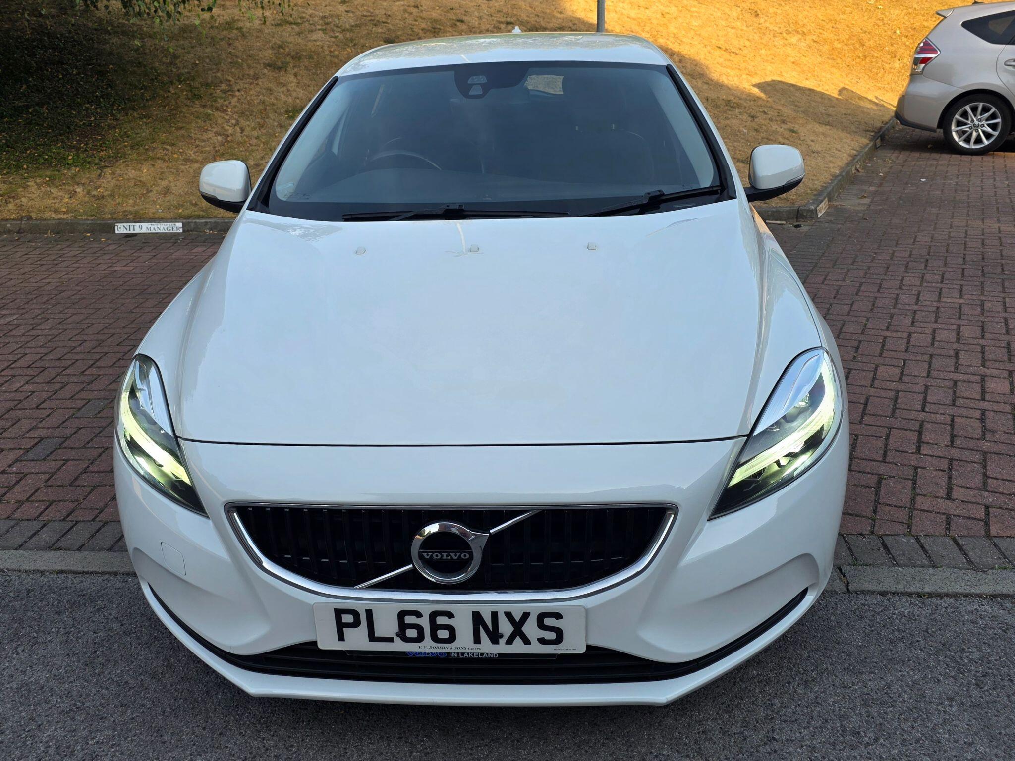 Volvo V40 - Image 2