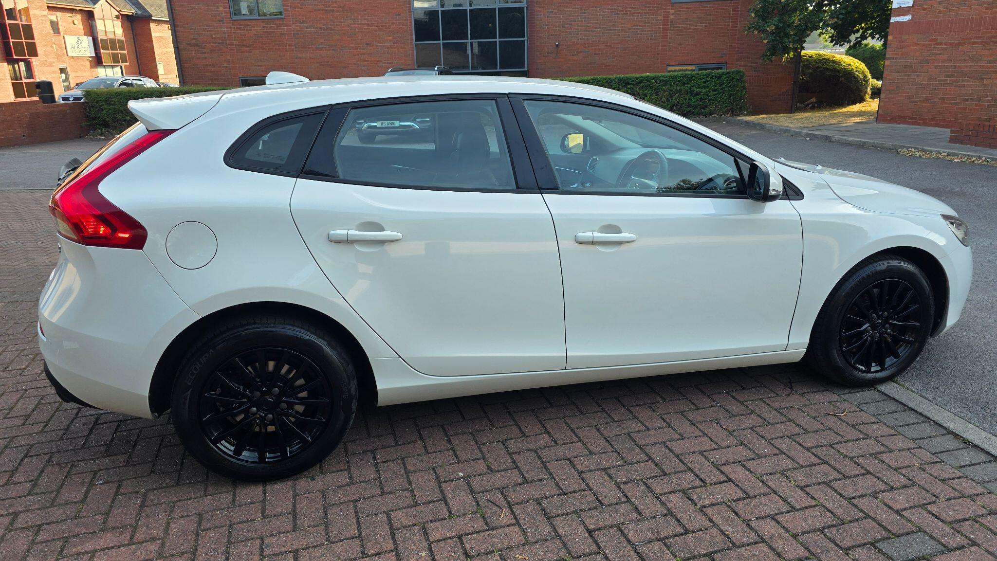 Volvo V40 - Image 10