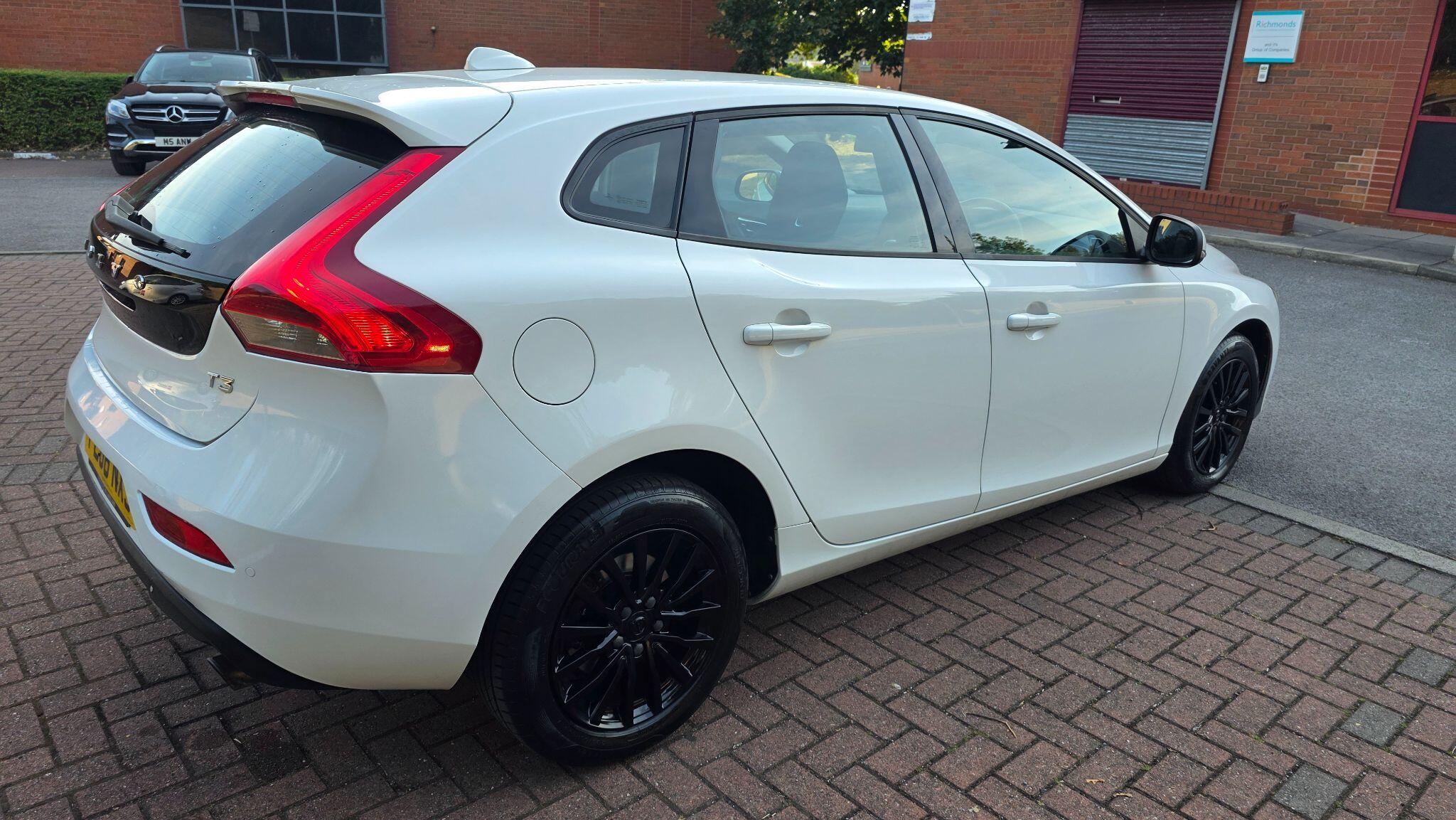Volvo V40 - Image 12