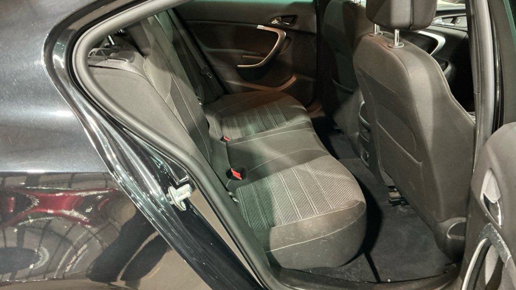 Vauxhall Insignia - Image 10
