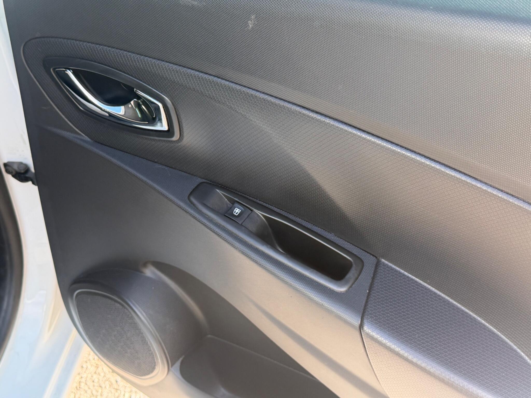 Renault Clio - Image 17