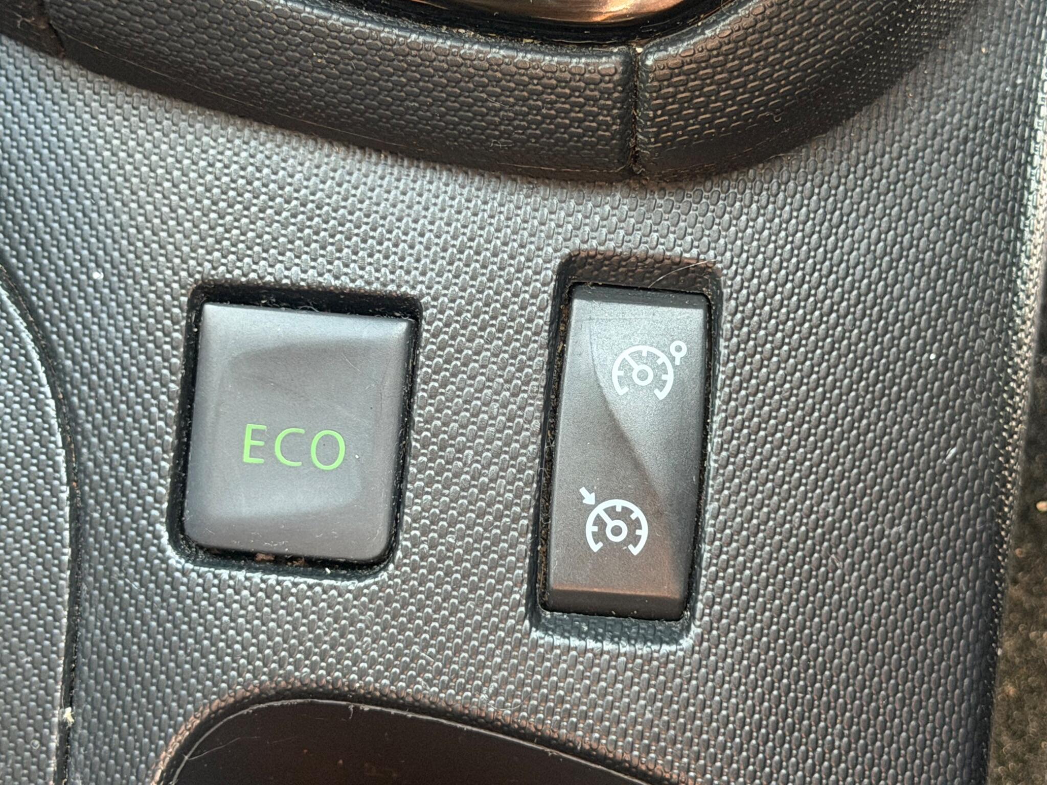 Renault Clio - Image 38