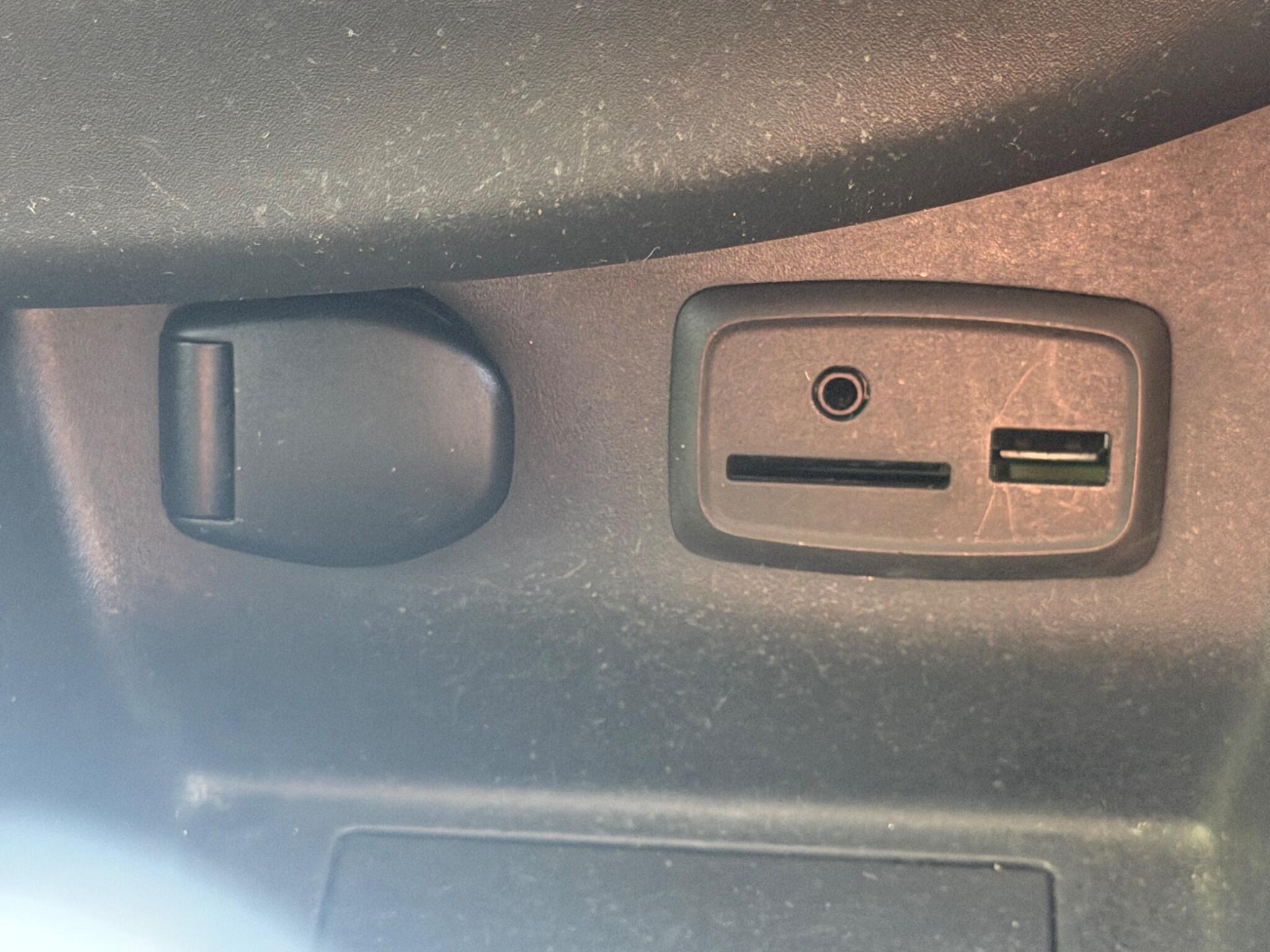 Renault Clio - Image 39