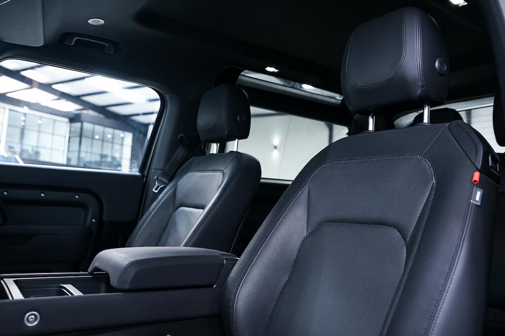 Land Rover Defender 90 - Image 16