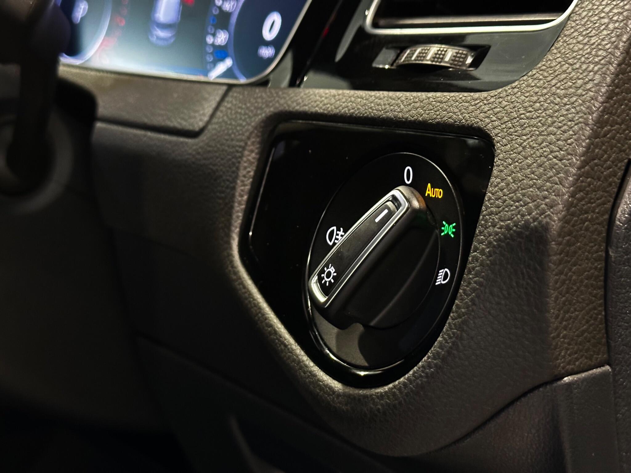 Volkswagen Golf - Image 12