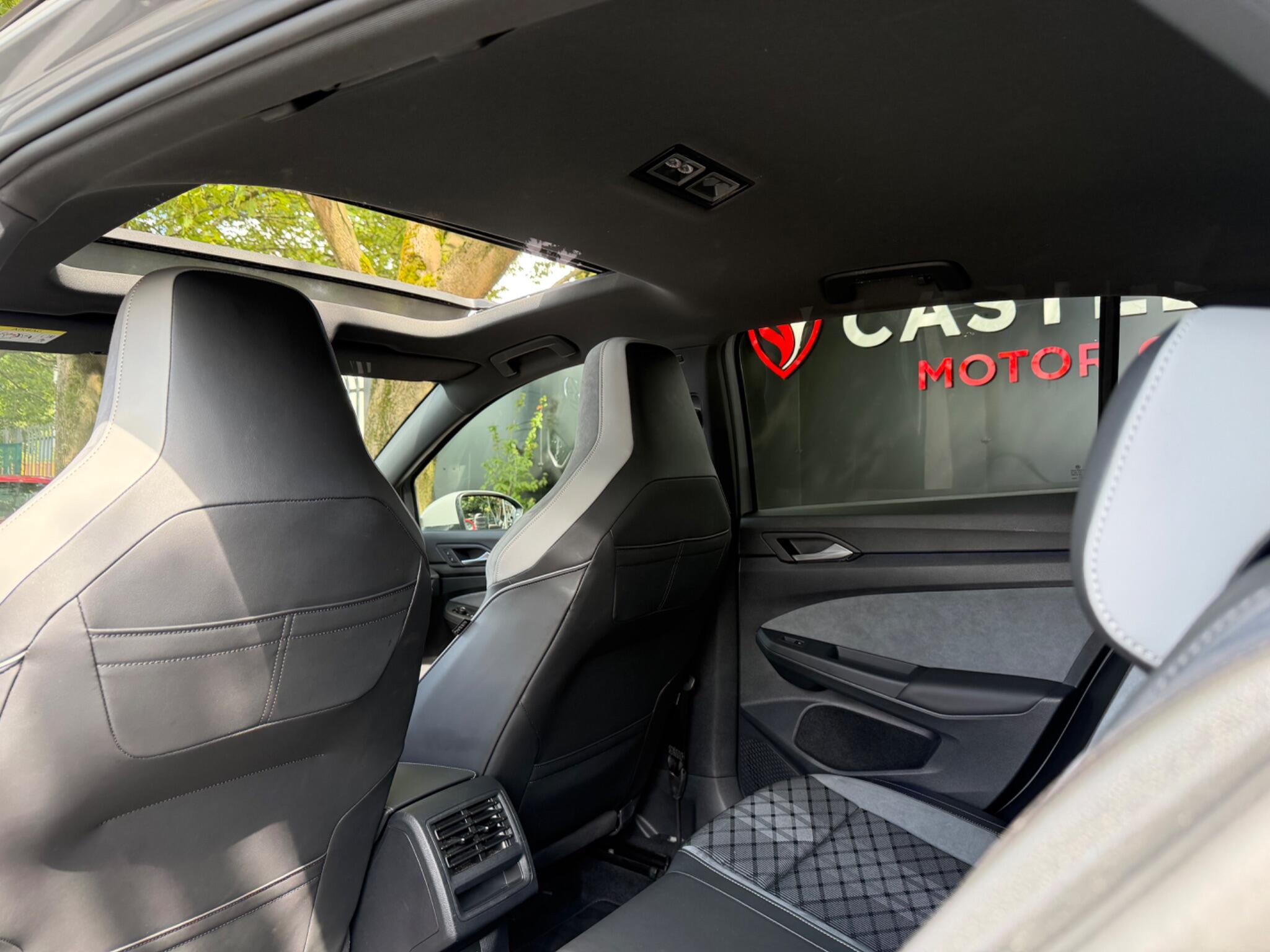 Volkswagen Golf - Image 22