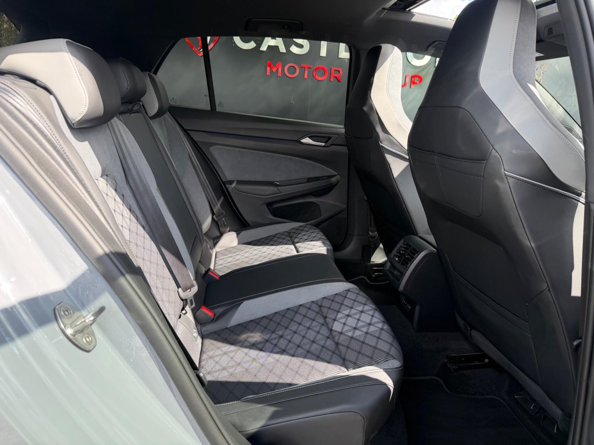 Volkswagen Golf - Image 28