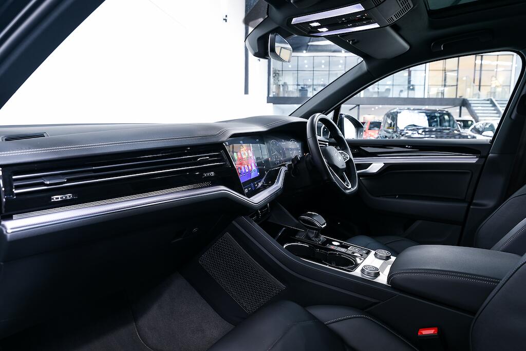 Volkswagen Touareg - Image 12